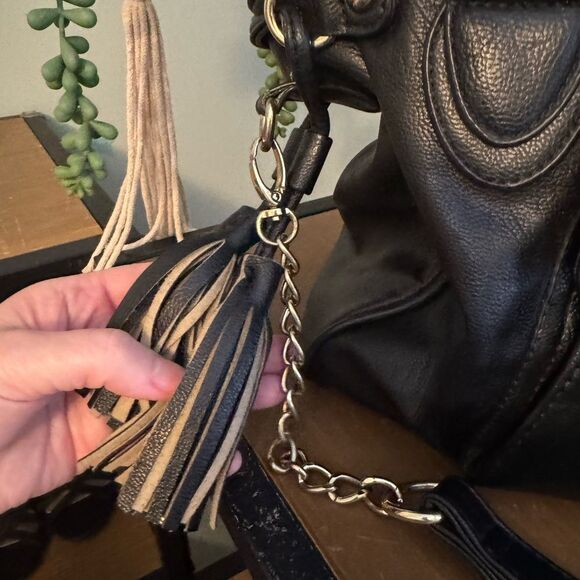 Steve Madden Elegant Black Leather Shoulder Bag - Picture 13 of 16